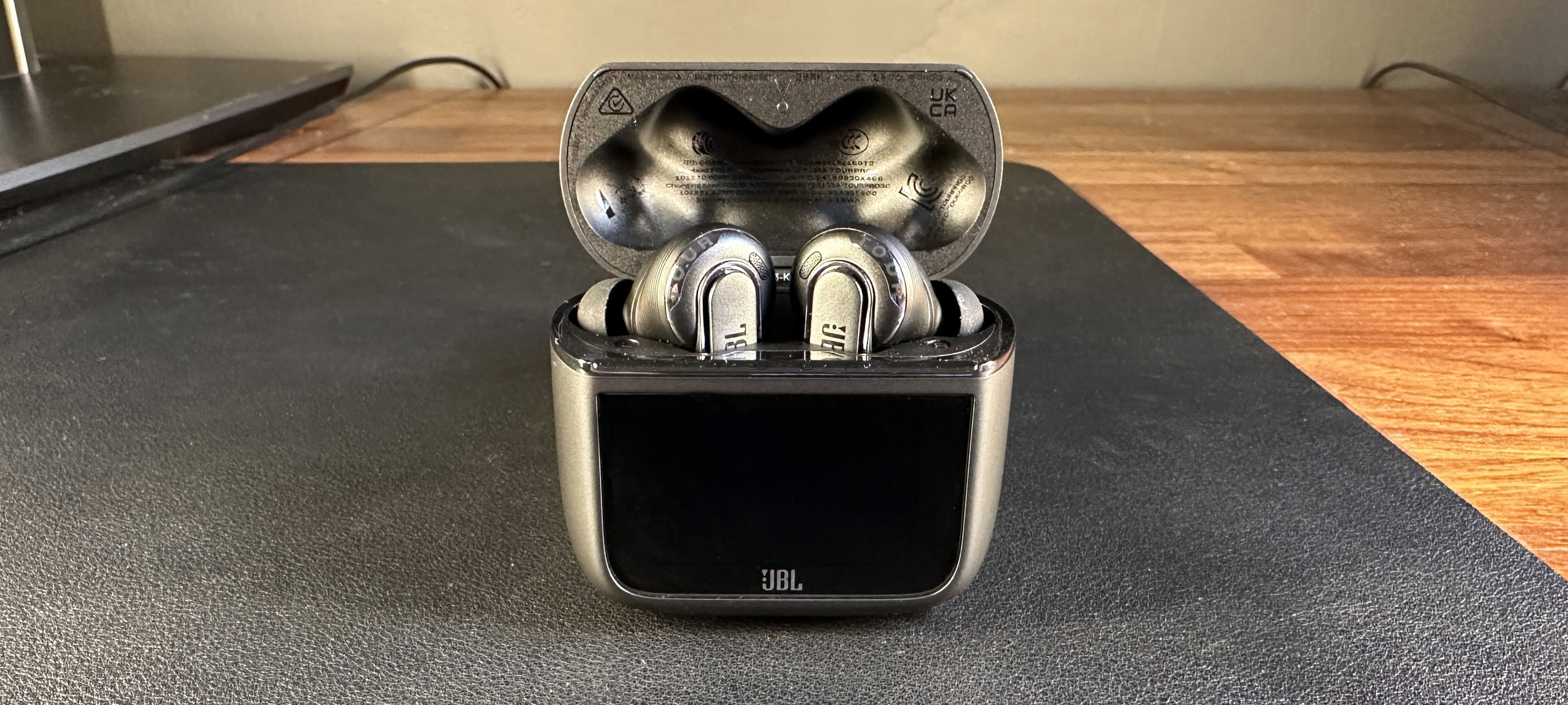 JBL Tour Pro 3 – Funktioner du styr med etuiet