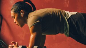Kvinna tränar med nya AirPods Pro 3 – hörlurar med liveöversättning och pulsmätare
