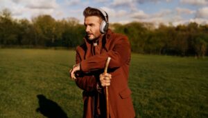 Bowers & Wilkins Px8 S2 – trådlösa premiumhörlurar i Onyx Black och Warm Stone