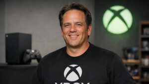 Phil Spencer framför Xbox-logotyp i Microsofts kontor.