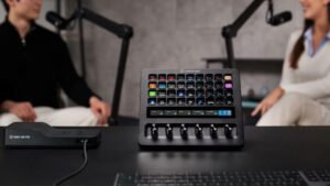 Elgato Stream Deck Plus XL med 36 LCD-knappar och sex vridreglage för streaming och produktion