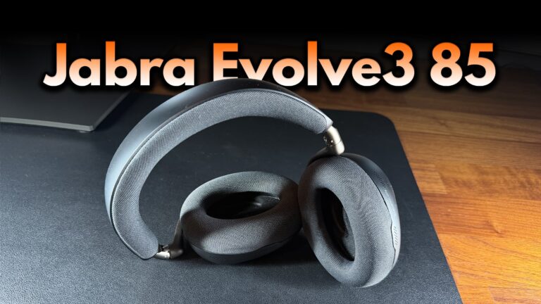 Jabra Evolve3 85 hörlurar liggande på skrivbord med rubriken Jabra Evolve3 85