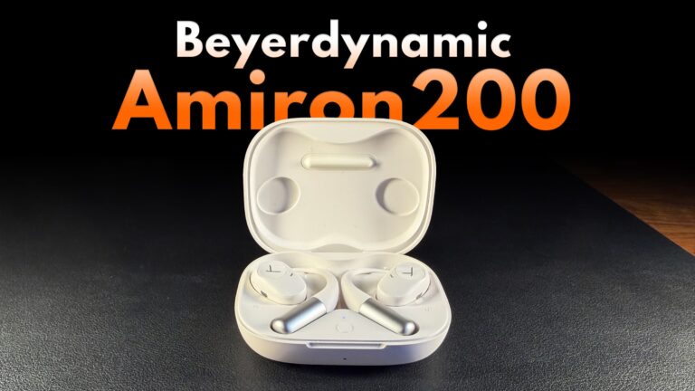 Beyerdynamic Amiron 200 i laddningsetuiet med öppet lock.