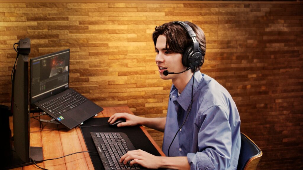 Audio-Technica ATH-M20xSTS är ett svart streamingheadset med bommikrofon och over-ear-kåpor.