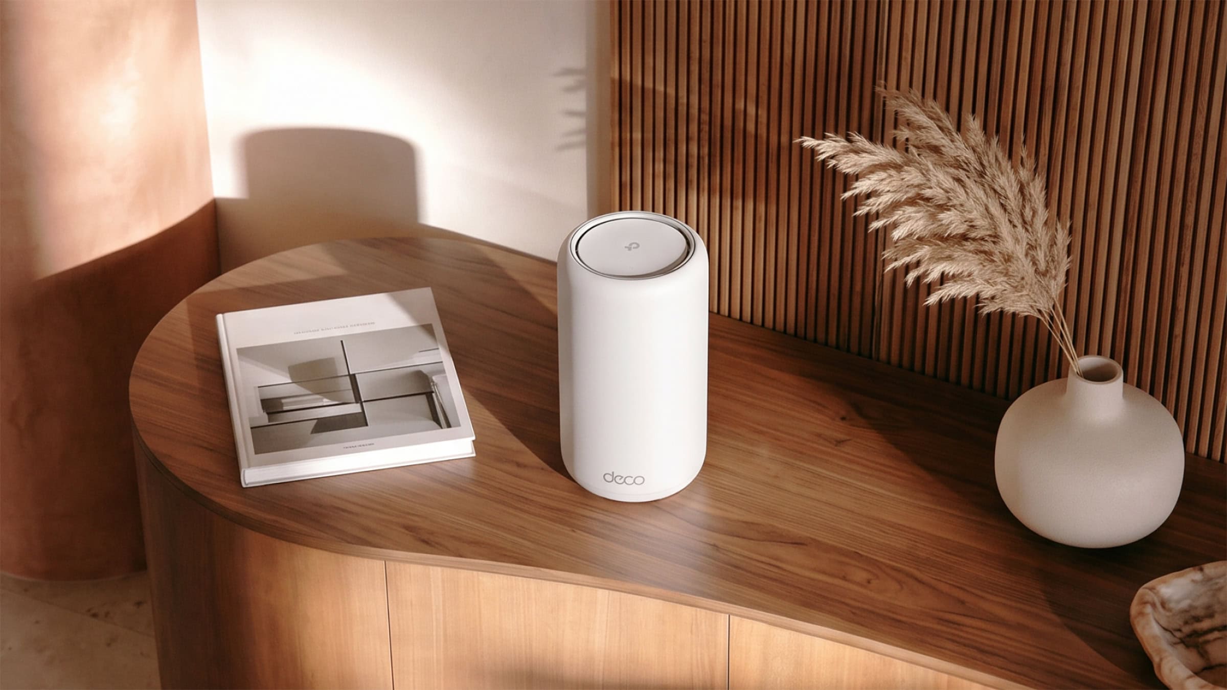 TP-Link Deco 8 Ultra mesh-enhet på ett bord i hemmiljö.