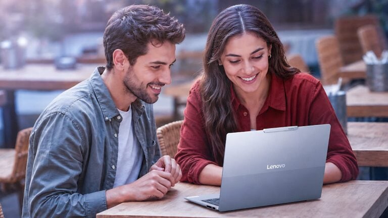 Lenovo ThinkBook 14 Gen 9 på ett skrivbord.