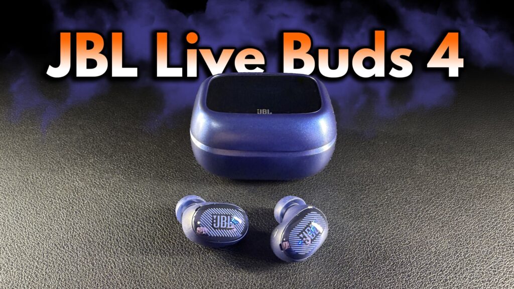 JBL Live Buds 4 med smart laddningsetui och pekskärm framför blå bakgrund.