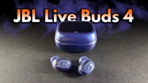 JBL Live Buds 4 med smart laddningsetui och pekskärm framför blå bakgrund.