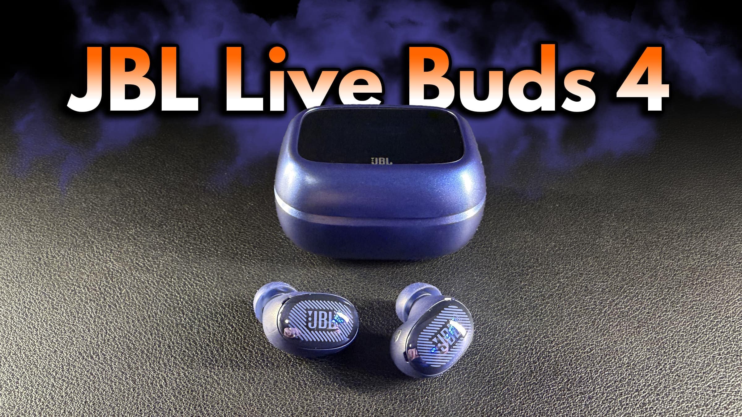 JBL Live Buds 4 med smart laddningsetui och pekskärm framför blå bakgrund.