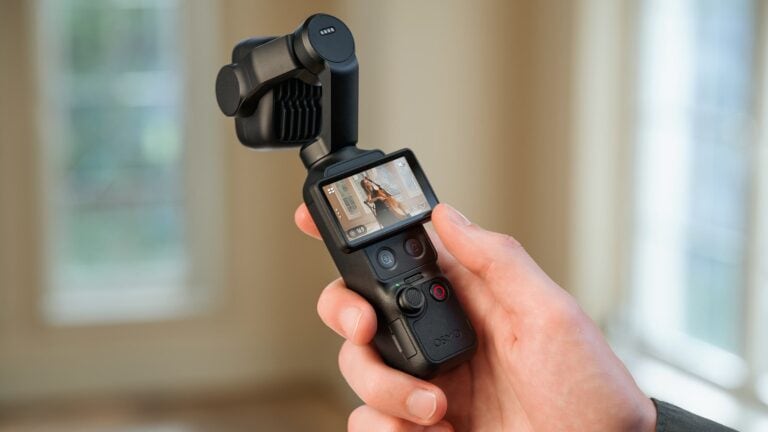 DJI Osmo Pocket 4P i en hand, vilket visar den kompakta storleken.